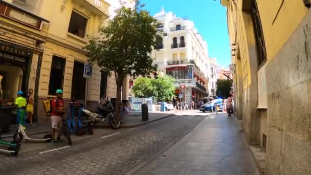 マドリード スパイス ジュリー 2023 2023 スペインのマドリードの歴史的な旧市街の中心部にあるプラザ市長の近くの狭い通りの警察車 — ストック動画