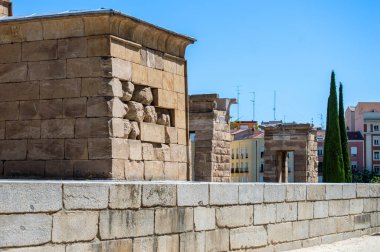 MADRID, İspanya - 8 Temmuz 2023: Debod Tapınağı, İspanya 'nın Madrid şehrinde 8 Temmuz 2023 tarihinde yeniden inşa edilen eski bir Mısır tapınağıdır.