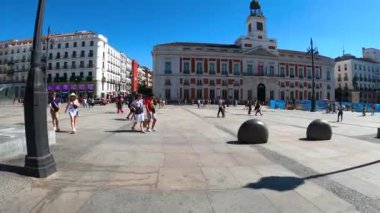 MADRID, SPAIN - 8 Temmuz 2023: The Puerta del Sol (Güneşin Kapısı) Madrid 'de, Madrid' in tarihi kalbindeki en bilinen ve en işlek yerlerden biridir.