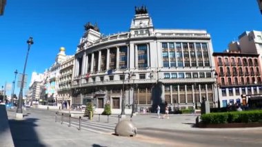 MADRID, İspanya - 8 Temmuz 2023: Puerta del Sol 'a Yürüme (Güneşin Kapısı), Madrid, İspanya' da halka açık meydan, 8 Temmuz 2023