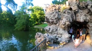 MADRID, SPAIN - 8 Temmuz 2023: Retiro Park veya kısaca El Retiro, İspanya 'nın Madrid kentindeki 19. yüzyıla kadar İspanyol monarşisine ait en büyük parklardan biridir.