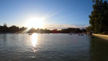 MADRID, SPAIN - 8 Temmuz 2023: Retiro Park veya kısaca El Retiro, İspanya 'nın Madrid kentindeki 19. yüzyıla kadar İspanyol monarşisine ait en büyük parklardan biridir.