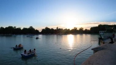 MADRID, SPAIN - 8 Temmuz 2023: Retiro Park veya kısaca El Retiro, İspanya 'nın Madrid kentindeki 19. yüzyıla kadar İspanyol monarşisine ait en büyük parklardan biridir.