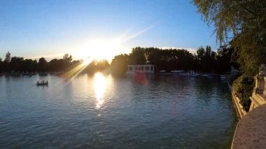 MADRID, SPAIN - 8 Temmuz 2023: Retiro Park veya kısaca El Retiro, İspanya 'nın Madrid kentindeki 19. yüzyıla kadar İspanyol monarşisine ait en büyük parklardan biridir.