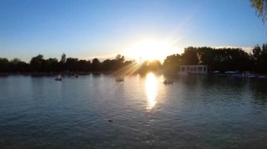 MADRID, SPAIN - 8 Temmuz 2023: Retiro Park veya kısaca El Retiro, İspanya 'nın Madrid kentindeki 19. yüzyıla kadar İspanyol monarşisine ait en büyük parklardan biridir.