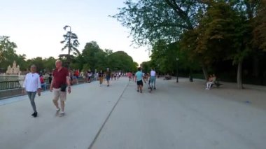 MADRID, SPAIN - 8 Temmuz 2023: Retiro Park veya kısaca El Retiro, İspanya 'nın Madrid kentindeki 19. yüzyıla kadar İspanyol monarşisine ait en büyük parklardan biridir.