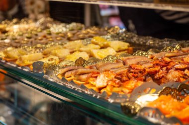 İspanya 'nın başkenti Madrid' de yer alan turistler arasında popüler bir pazar olan Miguel Market 