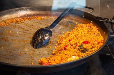 İspanya 'nın başkenti Madrid' de yer alan turistler arasında popüler bir pazar olan Miguel Market 