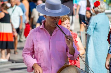 TORREMOLINOS, SPAIN - 24 Eylül 2023: 24 Eylül 2023 tarihinde İspanya 'nın Torremolinos kentindeki fuarın ilk günü olarak geleneksel 