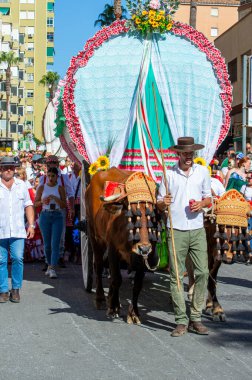 TORREMOLINOS, SPAIN - 24 Eylül 2023: 24 Eylül 2023 tarihinde İspanya 'nın Torremolinos kentindeki fuarın ilk günü olarak geleneksel 