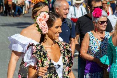 TORREMOLINOS, SPAIN - 24 Eylül 2023: 24 Eylül 2023 tarihinde İspanya 'nın Torremolinos kentindeki fuarın ilk günü olarak geleneksel 