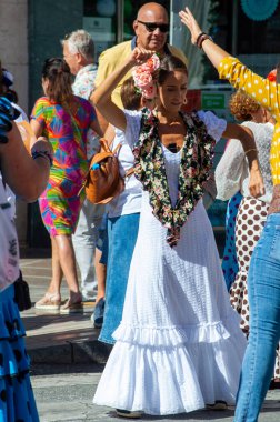 TORREMOLINOS, SPAIN - 24 Eylül 2023: 24 Eylül 2023 tarihinde İspanya 'nın Torremolinos kentindeki fuarın ilk günü olarak geleneksel 