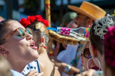 TORREMOLINOS, SPAIN - 24 Eylül 2023: 24 Eylül 2023 tarihinde İspanya 'nın Torremolinos kentindeki fuarın ilk günü olarak geleneksel 