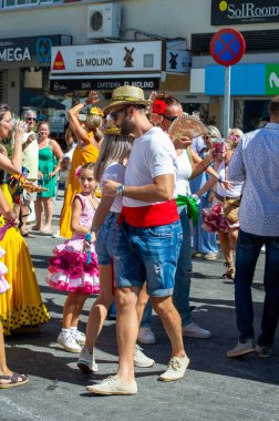 TORREMOLINOS, SPAIN - 24 Eylül 2023: 24 Eylül 2023 tarihinde İspanya 'nın Torremolinos kentindeki fuarın ilk günü olarak geleneksel 