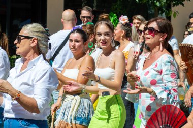 TORREMOLINOS, SPAIN - 24 Eylül 2023: 24 Eylül 2023 tarihinde İspanya 'nın Torremolinos kentindeki fuarın ilk günü olarak geleneksel San Miguel Romeria (Romeria de San Miguel) festivalinde hacılar