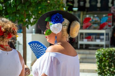 TORREMOLINOS, SPAIN - 24 Eylül 2023: 24 Eylül 2023 tarihinde İspanya 'nın Torremolinos kentindeki fuarın ilk günü olarak geleneksel San Miguel Romeria (Romeria de San Miguel) festivalinde hacılar