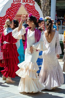 TORREMOLINOS, SPAIN - 24 Eylül 2023: 24 Eylül 2023 tarihinde İspanya 'nın Torremolinos kentindeki fuarın ilk günü olarak geleneksel San Miguel Romeria (Romeria de San Miguel) festivalinde hacılar