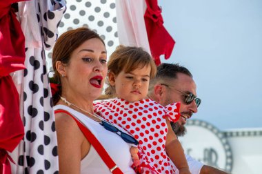 TORREMOLINOS, SPAIN - 24 Eylül 2023: 24 Eylül 2023 tarihinde İspanya 'nın Torremolinos kentindeki fuarın ilk günü olarak geleneksel San Miguel Romeria (Romeria de San Miguel) festivalinde hacılar