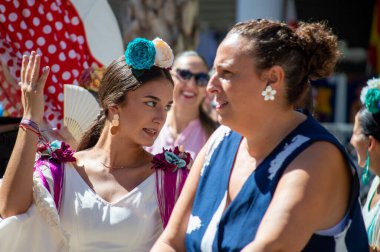 TORREMOLINOS, SPAIN - 24 Eylül 2023: 24 Eylül 2023 tarihinde İspanya 'nın Torremolinos kentindeki fuarın ilk günü olarak geleneksel San Miguel Romeria (Romeria de San Miguel) festivalinde hacılar