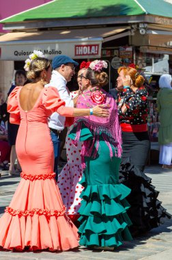 TORREMOLINOS, SPAIN - 24 Eylül 2023: 24 Eylül 2023 tarihinde İspanya 'nın Torremolinos kentindeki fuarın ilk günü olarak geleneksel San Miguel Romeria (Romeria de San Miguel) festivalinde hacılar