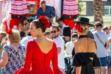 TORREMOLINOS, SPAIN - 24 Eylül 2023: 24 Eylül 2023 tarihinde İspanya 'nın Torremolinos kentindeki fuarın ilk günü olarak geleneksel San Miguel Romeria (Romeria de San Miguel) festivalinde hacılar