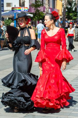 TORREMOLINOS, SPAIN - 24 Eylül 2023: 24 Eylül 2023 tarihinde İspanya 'nın Torremolinos kentindeki fuarın ilk günü olarak geleneksel San Miguel Romeria (Romeria de San Miguel) festivalinde hacılar