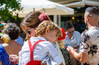 TORREMOLINOS, SPAIN - 24 Eylül 2023: 24 Eylül 2023 tarihinde İspanya 'nın Torremolinos kentindeki fuarın ilk günü olarak geleneksel San Miguel Romeria (Romeria de San Miguel) festivalinde hacılar