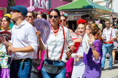 TORREMOLINOS, SPAIN - 24 Eylül 2023: 24 Eylül 2023 tarihinde İspanya 'nın Torremolinos kentindeki fuarın ilk günü olarak geleneksel San Miguel Romeria (Romeria de San Miguel) festivalinde hacılar