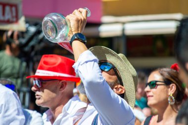 TORREMOLINOS, SPAIN - 24 Eylül 2023: 24 Eylül 2023 tarihinde İspanya 'nın Torremolinos kentindeki fuarın ilk günü olarak geleneksel San Miguel Romeria (Romeria de San Miguel) festivalinde hacılar