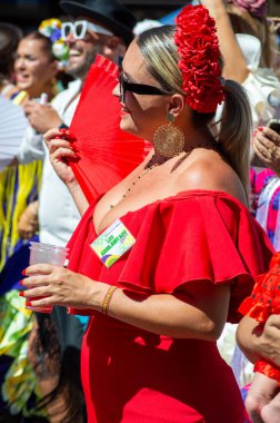 TORREMOLINOS, SPAIN - 24 Eylül 2023: 24 Eylül 2023 tarihinde İspanya 'nın Torremolinos kentindeki fuarın ilk günü olarak geleneksel San Miguel Romeria (Romeria de San Miguel) festivalinde hacılar