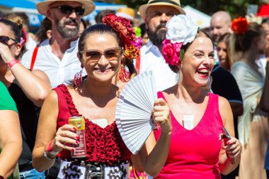 TORREMOLINOS, SPAIN - 24 Eylül 2023: 24 Eylül 2023 tarihinde İspanya 'nın Torremolinos kentindeki fuarın ilk günü olarak geleneksel San Miguel Romeria (Romeria de San Miguel) festivalinde hacılar