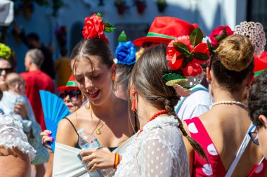 TORREMOLINOS, SPAIN - 24 Eylül 2023: 24 Eylül 2023 tarihinde İspanya 'nın Torremolinos kentindeki fuarın ilk günü olarak geleneksel San Miguel Romeria (Romeria de San Miguel) festivalinde hacılar