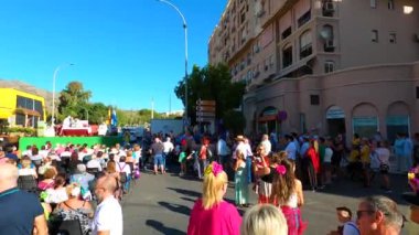 TORREMOLINOS, SPAIN - 24 Eylül 2023: 24 Eylül 2023 tarihinde İspanya 'nın Torremolinos kentindeki fuarın ilk günü olarak geleneksel San Miguel Romeria (Romeria de San Miguel) festivalinde hacılar
