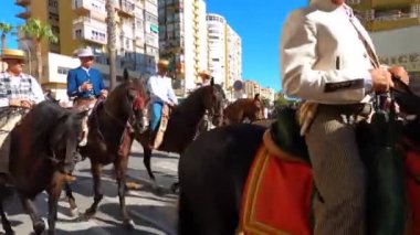 TORREMOLINOS, SPAIN - 24 Eylül 2023: 24 Eylül 2023 tarihinde İspanya 'nın Torremolinos kentindeki fuarın ilk günü olarak geleneksel San Miguel Romeria (Romeria de San Miguel) festivalinde hacılar