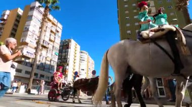TORREMOLINOS, SPAIN - 24 Eylül 2023: 24 Eylül 2023 tarihinde İspanya 'nın Torremolinos kentindeki fuarın ilk günü olarak geleneksel San Miguel Romeria (Romeria de San Miguel) festivalinde hacılar
