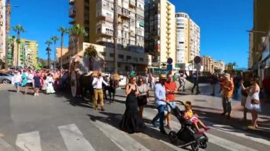 TORREMOLINOS, SPAIN - 24 Eylül 2023: 24 Eylül 2023 tarihinde İspanya 'nın Torremolinos kentindeki fuarın ilk günü olarak geleneksel San Miguel Romeria (Romeria de San Miguel) festivalinde hacılar