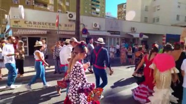 TORREMOLINOS, SPAIN - 24 Eylül 2023: 24 Eylül 2023 tarihinde İspanya 'nın Torremolinos kentindeki fuarın ilk günü olarak geleneksel San Miguel Romeria (Romeria de San Miguel) festivalinde hacılar