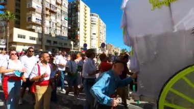 TORREMOLINOS, SPAIN - 24 Eylül 2023: 24 Eylül 2023 tarihinde İspanya 'nın Torremolinos kentindeki fuarın ilk günü olarak geleneksel San Miguel Romeria (Romeria de San Miguel) festivalinde hacılar