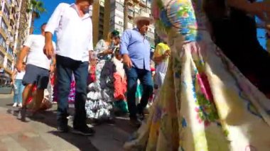 TORREMOLINOS, SPAIN - 24 Eylül 2023: 24 Eylül 2023 tarihinde İspanya 'nın Torremolinos kentindeki fuarın ilk günü olarak geleneksel San Miguel Romeria (Romeria de San Miguel) festivalinde hacılar