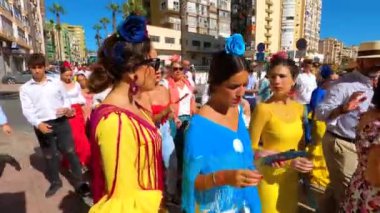 TORREMOLINOS, SPAIN - 24 Eylül 2023: 24 Eylül 2023 tarihinde İspanya 'nın Torremolinos kentindeki fuarın ilk günü olarak geleneksel San Miguel Romeria (Romeria de San Miguel) festivalinde hacılar