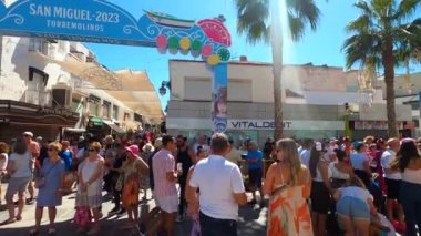 TORREMOLINOS, SPAIN - 24 Eylül 2023: 24 Eylül 2023 tarihinde İspanya 'nın Torremolinos kentindeki fuarın ilk günü olarak geleneksel San Miguel Romeria (Romeria de San Miguel) festivalinde hacılar
