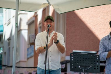 TORREMOLINOS, SPAIN - 26 Eylül 2023: Beleş test yemeği - San Miguel festivali sırasında İspanya 'nın Torremolinos kentinde yapılan ırkçılık
