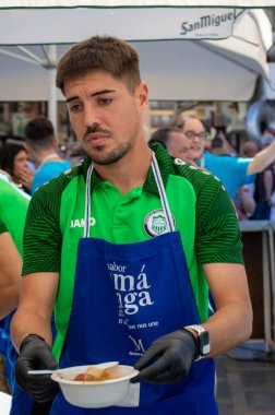 TORREMOLINOS, SPAIN - 26 Eylül 2023: Beleş test yemeği - San Miguel festivali sırasında İspanya 'nın Torremolinos kentinde yapılan ırkçılık