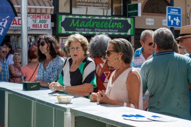 TORREMOLINOS, SPAIN - 26 Eylül 2023: Beleş test yemeği - San Miguel festivali sırasında İspanya 'nın Torremolinos kentinde yapılan ırkçılık