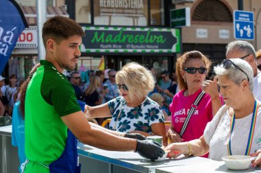 TORREMOLINOS, SPAIN - 26 Eylül 2023: Beleş test yemeği - San Miguel festivali sırasında İspanya 'nın Torremolinos kentinde yapılan ırkçılık