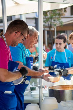 TORREMOLINOS, SPAIN - 26 Eylül 2023: Beleş test yemeği - San Miguel festivali sırasında İspanya 'nın Torremolinos kentinde yapılan ırkçılık