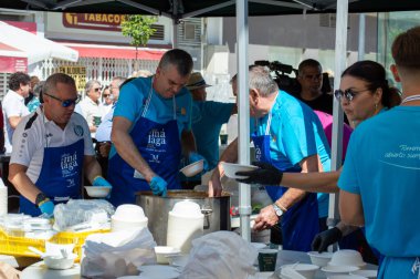 TORREMOLINOS, SPAIN - 26 Eylül 2023: Beleş test yemeği - San Miguel festivali sırasında İspanya 'nın Torremolinos kentinde yapılan ırkçılık