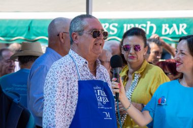 TORREMOLINOS, SPAIN - 26 Eylül 2023: Beleş test yemeği - San Miguel festivali sırasında İspanya 'nın Torremolinos kentinde yapılan ırkçılık