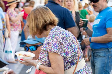 TORREMOLINOS, SPAIN - 26 Eylül 2023: Beleş test yemeği - San Miguel festivali sırasında İspanya 'nın Torremolinos kentinde yapılan ırkçılık