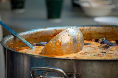 TORREMOLINOS, SPAIN - 26 Eylül 2023: Beleş test yemeği - San Miguel festivali sırasında İspanya 'nın Torremolinos kentinde yapılan ırkçılık